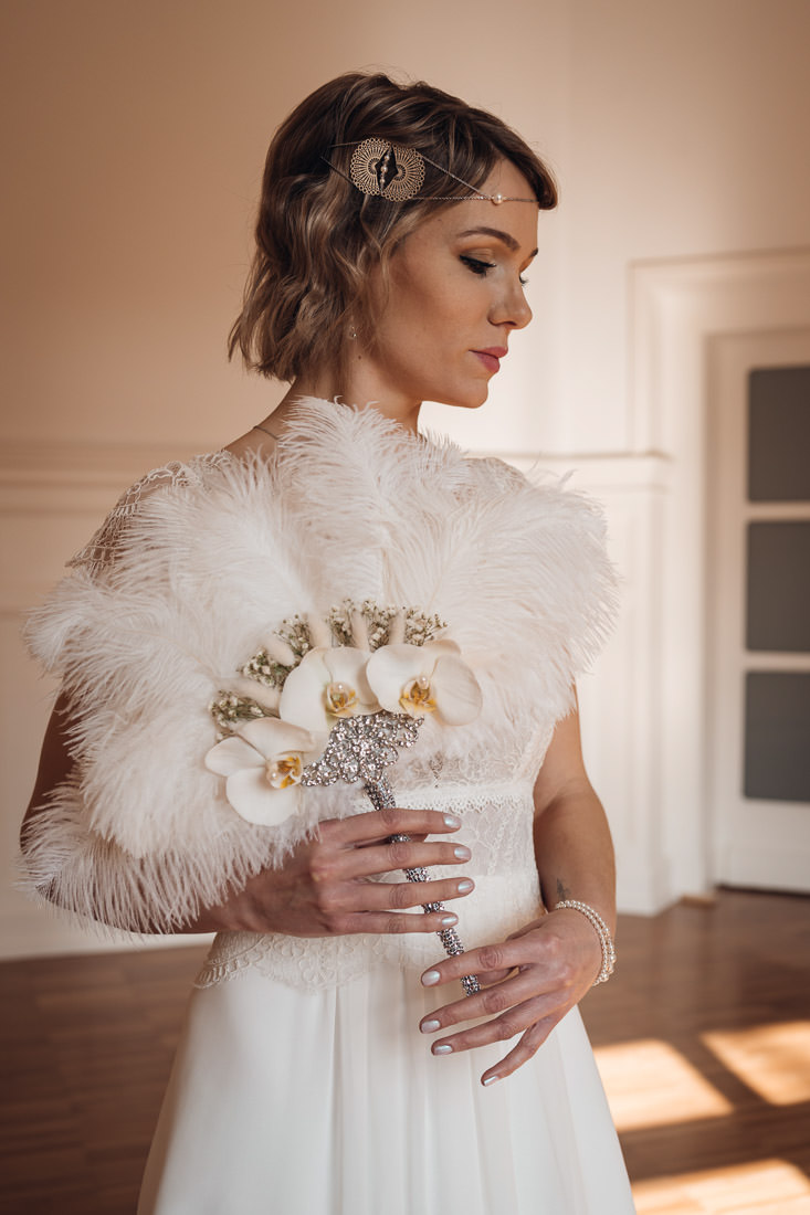 bouquet mariage eventail avec des plumes blanches et orchidées et strass gatsby le magnifique